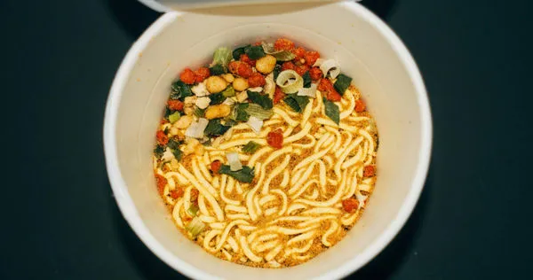 日本泡麵大廠曝泡麵煮法。（示意圖／unsplash）