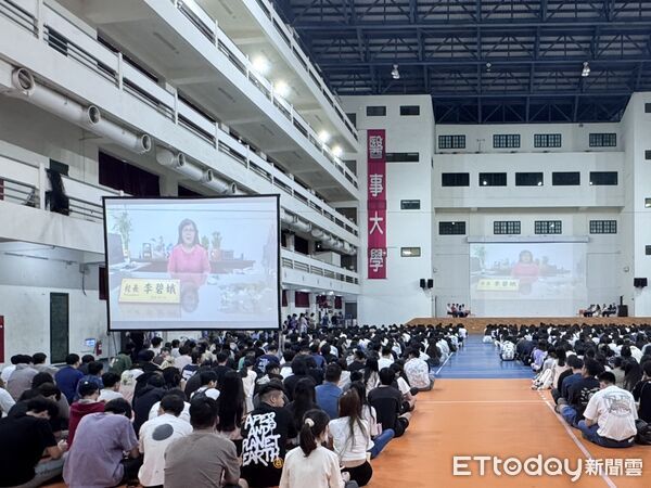 ▲中華醫事科技大學新生訓練，李碧娥校長透過視訊勉勵新生快樂學習、有效學習。（記者林東良翻攝，下同）