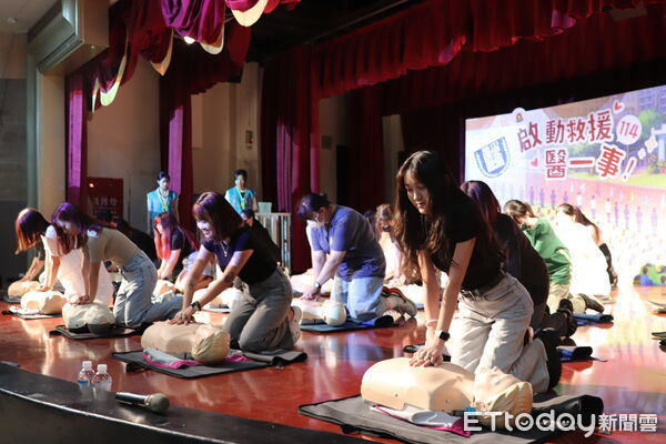 ▲中華醫事科技大學新生訓練，李碧娥校長透過視訊勉勵新生快樂學習、有效學習。（記者林東良翻攝，下同）