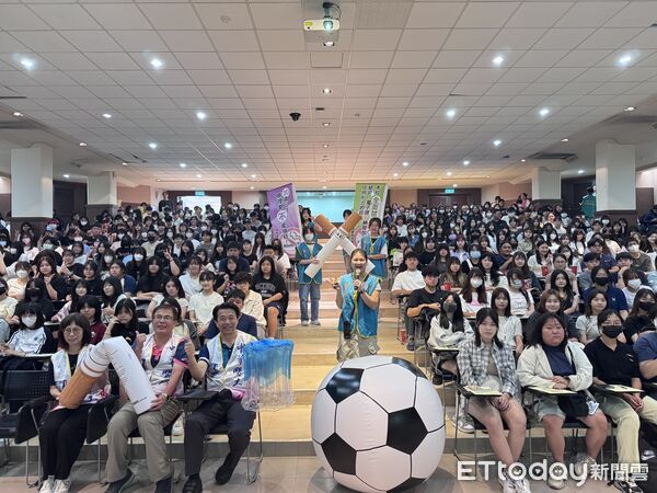 ▲中華醫事科技大學新生訓練，李碧娥校長透過視訊勉勵新生快樂學習、有效學習。（記者林東良翻攝，下同）