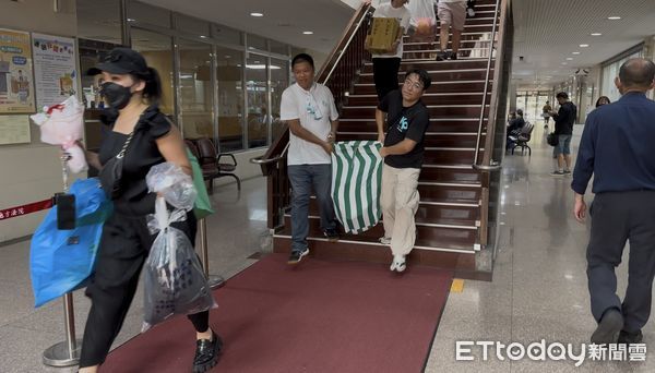 ▲▼         柯文哲所內物品，中午一起上囚車載到北院，志工剛剛幫忙搬走。2袋綠條紋都是書，其他衣物日用品    。（圖／記者劉昌松攝）