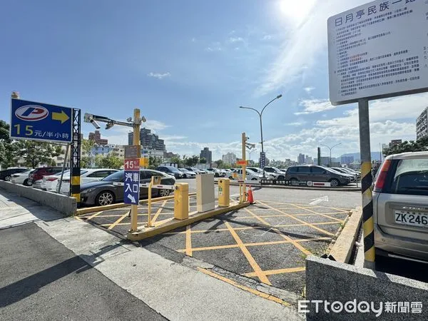 ▲一名男子把車停在停車場遭到2名男子襲擊奪包            。（圖／記者吳世龍攝）