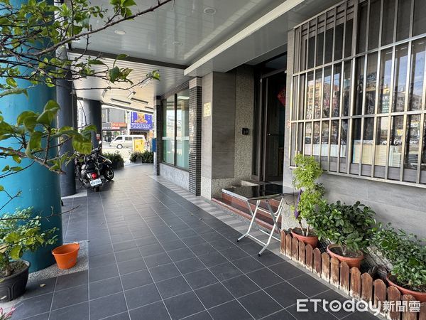 ▲一名男子把車停在停車場遭到2名男子襲擊奪包            。（圖／記者吳世龍攝）