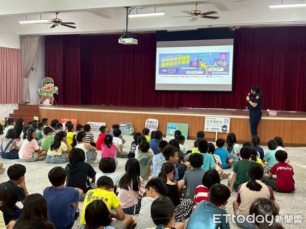 ▲台東池上警所長帶漫畫簡報進校園。（圖／記者楊晨東翻攝）