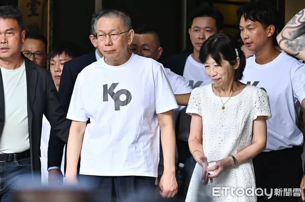 ▲▼台北地院審理京華城案，9月5日裁定柯文哲以新台幣7000萬元交保，柯文哲在陳佩琪陪伴下步出北院。（圖／記者李毓康攝）