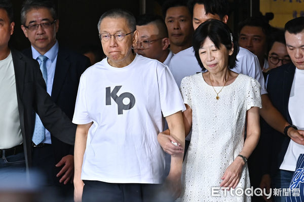 ▲▼台北地院審理京華城案，9月5日裁定柯文哲以新台幣7000萬元交保，柯文哲在陳佩琪陪伴下步出北院。（圖／記者李毓康攝）
