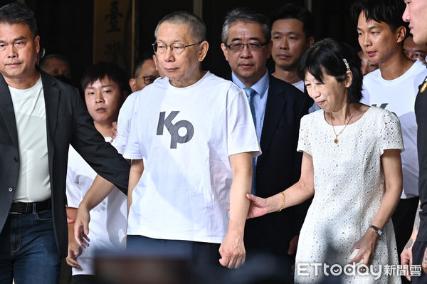 ▲▼台北地院審理京華城案，9月5日裁定柯文哲以新台幣7000萬元交保，柯文哲在陳佩琪陪伴下步出北院。（圖／記者李毓康攝）