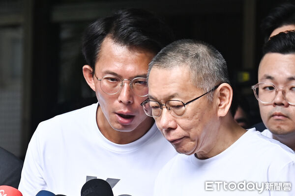▲▼台北地院審理京華城案，9月5日裁定柯文哲以新台幣7000萬元交保，柯文哲在黃國昌陪伴下接受媒體訪問。（圖／記者李毓康攝）