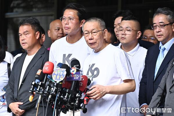 ▲柯文哲8日以7000萬交保，並在民眾黨主席黃國昌陪伴下發表談話。（圖／記者李毓康攝）