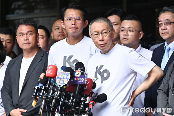 ▲▼台北地院審理京華城案，9月5日裁定柯文哲以新台幣7000萬元交保，柯文哲在黃國昌陪伴下接受媒體訪問。（圖／記者李毓康攝）