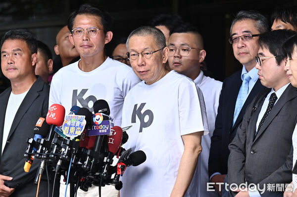 ▲▼台北地院審理京華城案，9月5日裁定柯文哲以新台幣7000萬元交保，柯文哲在黃國昌陪伴下接受媒體訪問。（圖／記者李毓康攝）