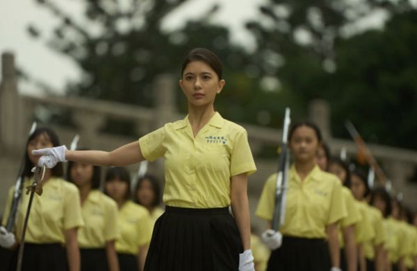 ▲鄭芯恩演出景美女高儀隊隊長。（未來進行曲提供）