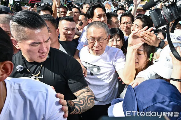 ▲▼台北地院審理京華城案，9月5日裁定柯文哲以新台幣7000萬元交保，柯文哲與陳佩琪在支持者小草們簇擁下離開北院。（圖／記者李毓康攝）