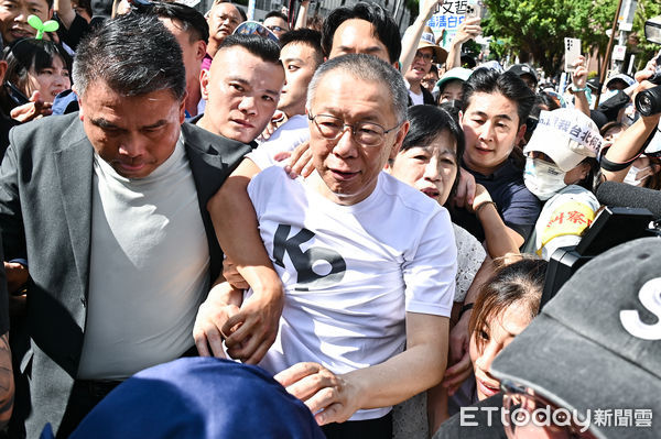 ▲▼台北地院審理京華城案，9月5日裁定柯文哲以新台幣7000萬元交保，柯文哲與陳佩琪在支持者小草們簇擁下離開北院。（圖／記者李毓康攝）