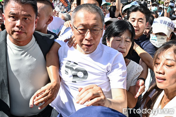 ▲▼台北地院審理京華城案，9月5日裁定柯文哲以新台幣7000萬元交保，柯文哲與陳佩琪在支持者小草們簇擁下離開北院。（圖／記者李毓康攝）