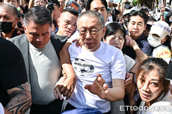 ▲▼台北地院審理京華城案，9月5日裁定柯文哲以新台幣7000萬元交保，柯文哲與陳佩琪在支持者小草們簇擁下離開北院。（圖／記者李毓康攝）