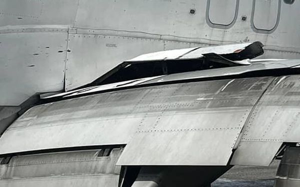 有片／西捷航空降落「世界最危險機場」　右主起落架塌陷！乘客緊急疏散