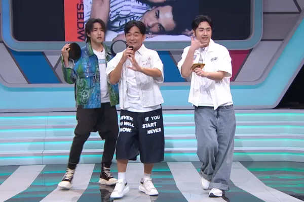 ▲▼吳宗憲開場帶領鹿希派（右）及陳守恩（左）驚喜獻唱。（圖／年代提供）