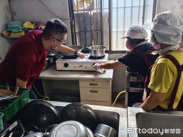 ▲台南市鹽水消防隊深入社區，宣導防止炊事不慎火警及AI智慧型瓦斯爐應用。（記者林東良翻攝，下同）