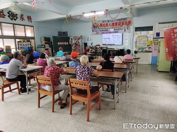 ▲台南市鹽水消防隊深入社區，宣導防止炊事不慎火警及AI智慧型瓦斯爐應用。（記者林東良翻攝，下同）