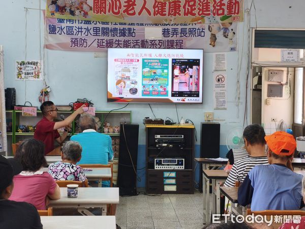 ▲台南市鹽水消防隊深入社區，宣導防止炊事不慎火警及AI智慧型瓦斯爐應用。（記者林東良翻攝，下同）