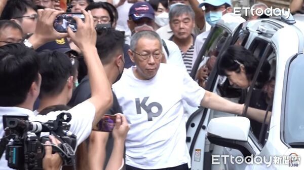 ▲柯文哲交保後直奔新竹老家，過火爐去霉運見媽媽。（圖／ETtoday攝影中心，下同）