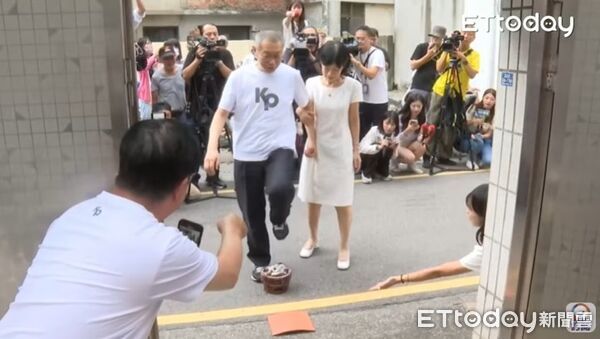▲柯文哲交保後直奔新竹老家，過火爐去霉運見媽媽。（圖／ETtoday攝影中心，下同）