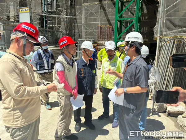 疾病管制署羅一鈞代理署長至高雄市視察登革熱防治工作。（圖／疾管署提供）