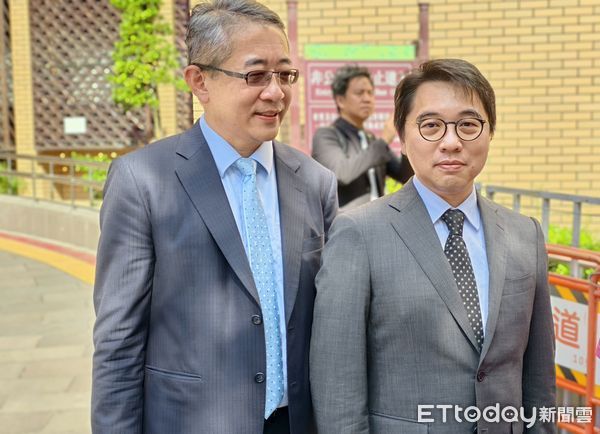 ▲▼涉犯京華城案被羈押禁見近1年的台灣民眾黨錢主席柯文哲，今（8日）辦妥交保手續，與妻子陳佩琪挽手離開台北院檢，柯的辯護律師鄭深元（淺色領帶）、陸正義（深色領帶）受到柯粉感謝。（圖／記者黃哲民攝）