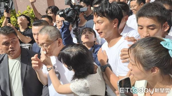▲▼涉犯京華城案被羈押禁見近1年的台灣民眾黨錢主席柯文哲，今（8日）辦妥交保手續，與妻子陳佩琪挽手離開台北院檢，柯的辯護律師鄭深元（淺色領帶）、陸正義（深色領帶）受到柯粉感謝。（圖／記者黃哲民攝）