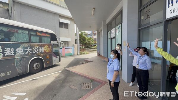 ▲車內乘客揮手、拍手道別。（圖／記者游瓊華翻攝）