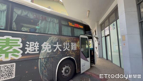 ▲車內乘客揮手、拍手道別。（圖／記者游瓊華翻攝）