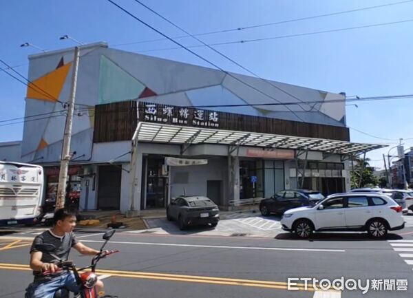 ▲車內乘客揮手、拍手道別。（圖／記者游瓊華翻攝）