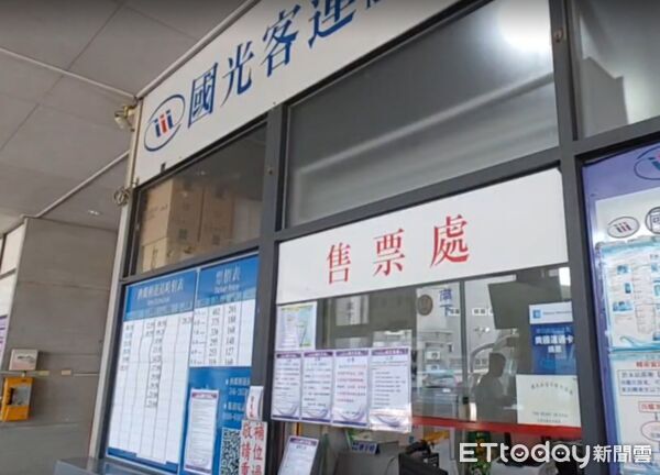 ▲車內乘客揮手、拍手道別。（圖／記者游瓊華翻攝）