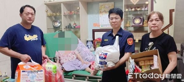▲枋寮警分局員警與志工捐物資助李姓婦人。（圖／記者陳崑福翻攝）
