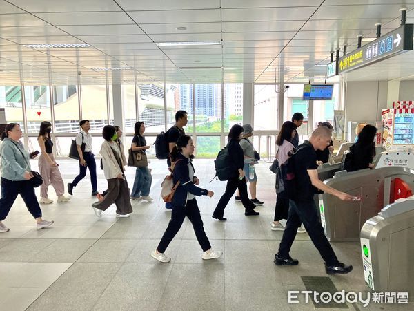 ▲全城協尋「雙箱黃帽男」！他搭捷運爽中「商務艙雙人機票」　9/30不領就註銷。（圖／市府提供）