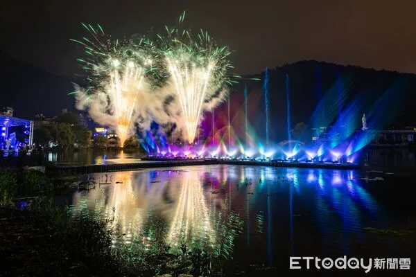 ▲南投溫泉季啟動，鯉魚潭風景區水舞和焰火綻放魅力。（圖／南投縣政府提供，下同）