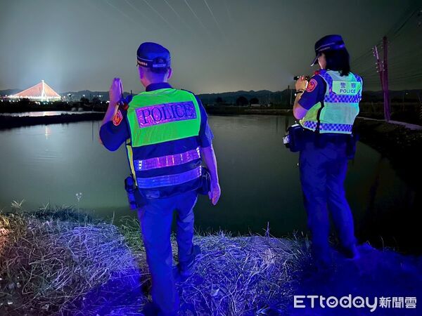 ▲里港警方巡視泰國蝦池。（圖／記者陳崑福翻攝）