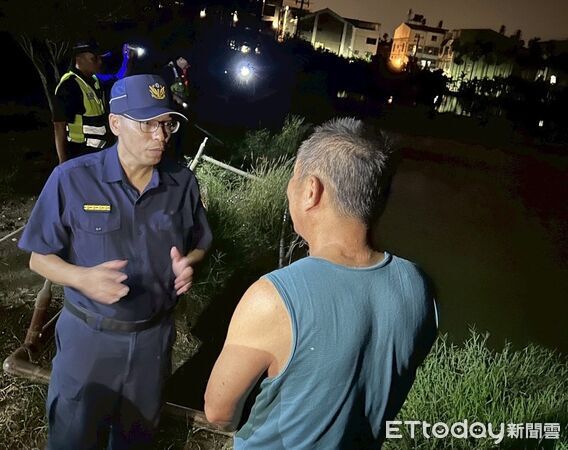 ▲里港警方巡視泰國蝦池。（圖／記者陳崑福翻攝）