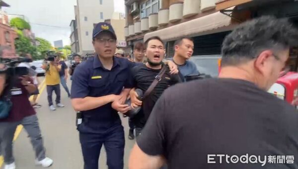 ▲吃屎哥到柯文哲新竹老家外鬧事。（圖／記者黃國霖攝，下同）