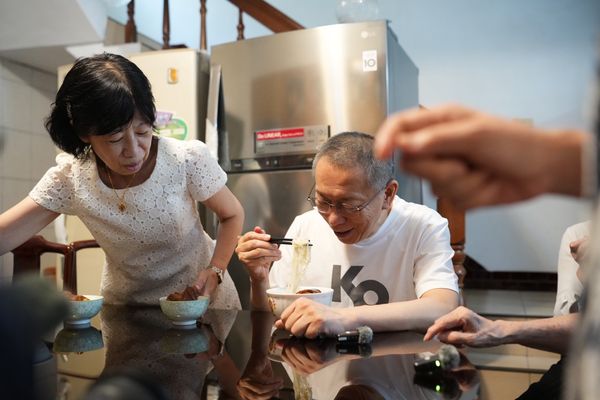 ▲▼柯文哲交保後回新竹老家見母親何瑞英。（圖／民眾黨提供）