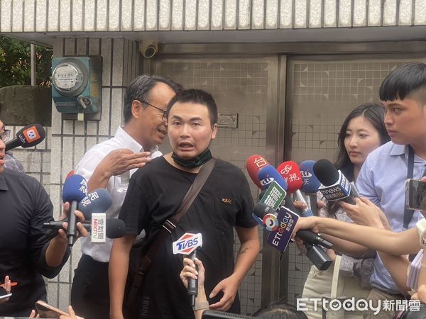 ▲▼吃屎哥在柯文哲新竹老家前2度撒冥紙，被警方帶離。（圖／記者黃國霖攝）