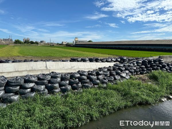 ▲立法委員丁學忠邀集水利署陳建成副署長、縣政府及地方民代針對風災及豪雨復建工程進行會勘。（圖／記者游瓊華翻攝）