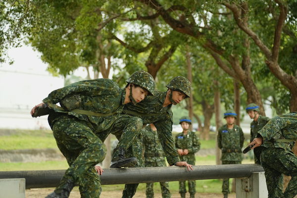 ▲▼林亭翰在《九條好漢在一班》中進行500障礙的訓練。（圖／台視提供）