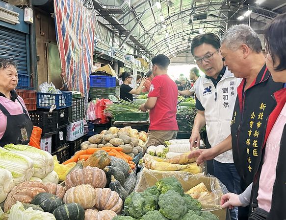 ▲新北市場中元節品項供應穩定 副市長劉和然關心庶民經濟。（圖／新北市市場處提供）