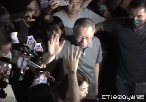 ▲柯文哲返竹老家見柯媽，稍早在支持者簇擁下離開。（圖／記者黃國霖攝）