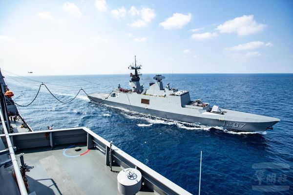 海上加油展現專業默契　確保遠航任務順遂。（圖／軍聞社）