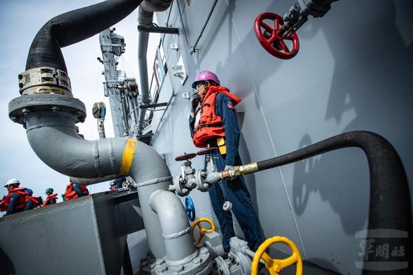 海上加油展現專業默契　確保遠航任務順遂。（圖／軍聞社）