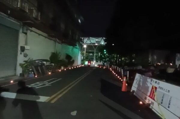 ▲員林車站後方巷道成為酥油燈大道。（圖／記者唐詠絮攝）