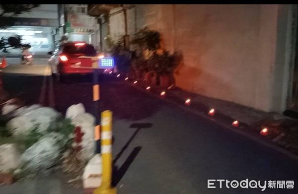 ▲員林車站後方巷道成為酥油燈大道。（圖／記者唐詠絮攝）